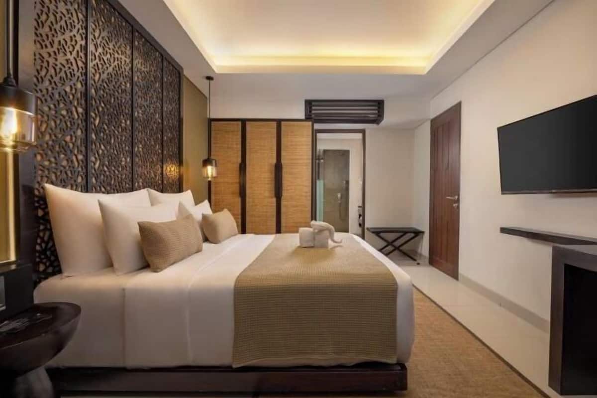 Premium bedding, minibar, in-room safe, desk