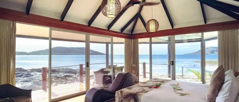 Villa de lujo, hidromasaje, frente al mar | Minibar, caja de seguridad en la habitación, wifi y ropa de cama