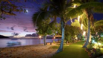 Ubicación a pie de playa y arena blanca