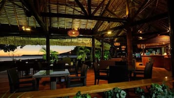 2 restaurants, breakfast served