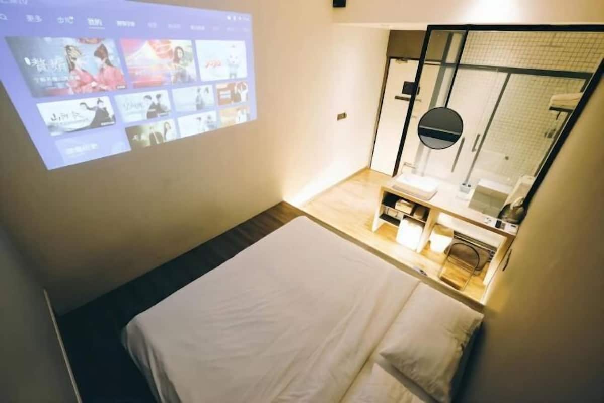 1 bedroom, down comforters, desk, blackout drapes