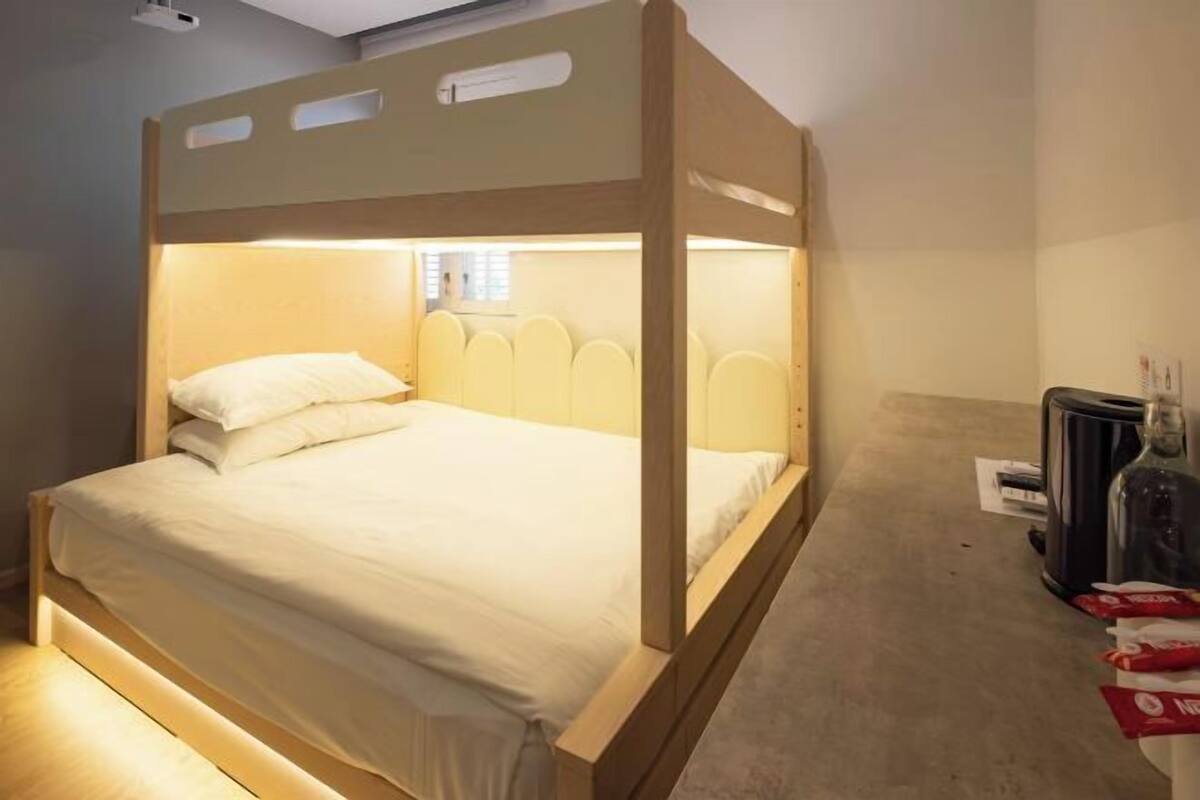 1 bedroom, down comforters, desk, blackout drapes