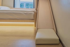 Habitación triple familiar | 1 dormitorio, edredones de plumas, escritorio y cortinas opacas