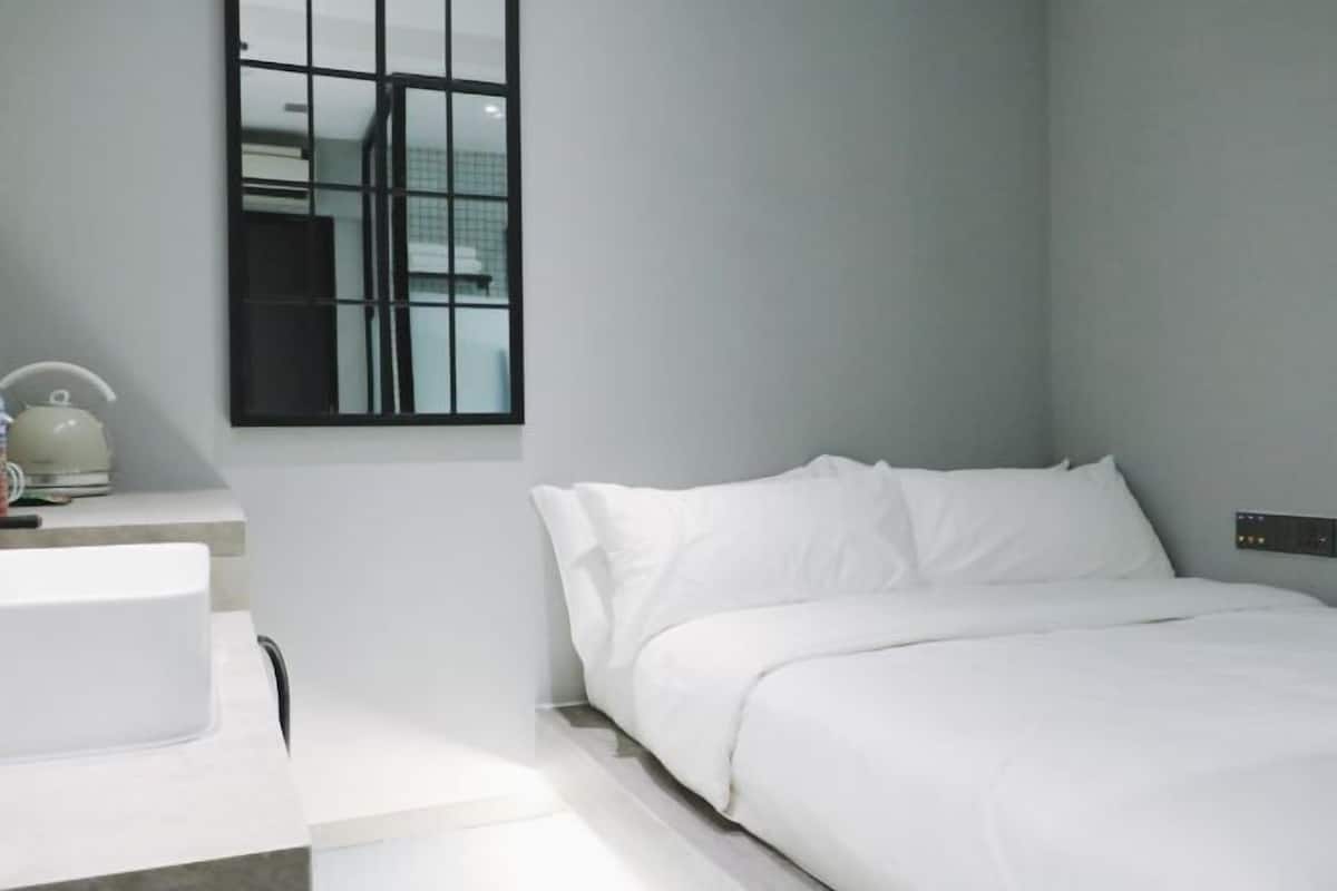 1 dormitorio, edredones de plumas, escritorio y cortinas opacas