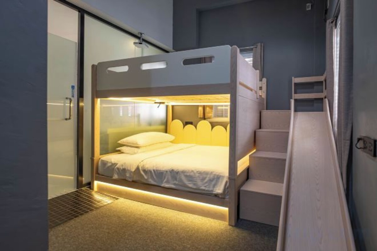 1 bedroom, down comforters, desk, blackout drapes