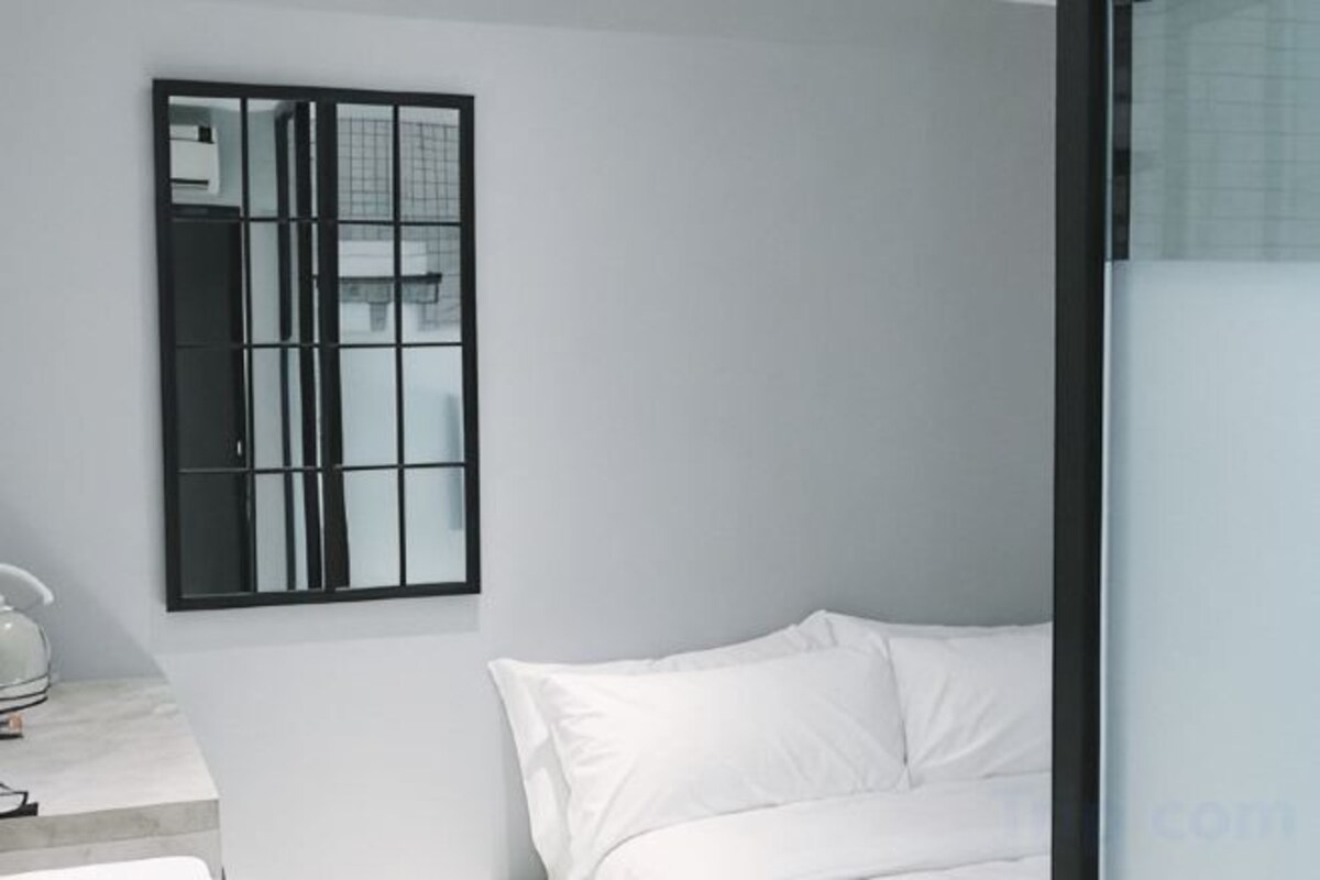 1 bedroom, down comforters, desk, blackout drapes