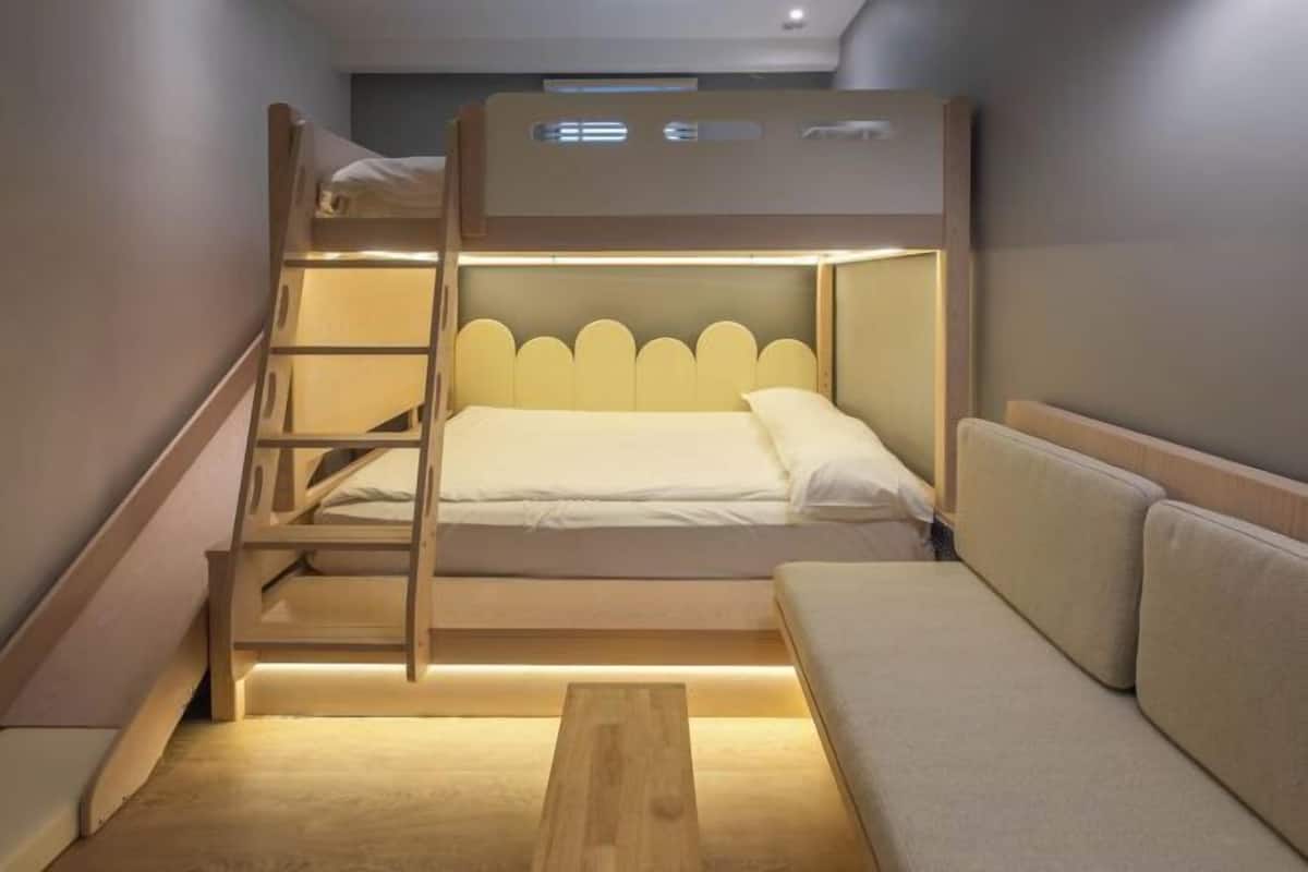 1 bedroom, down comforters, desk, blackout drapes