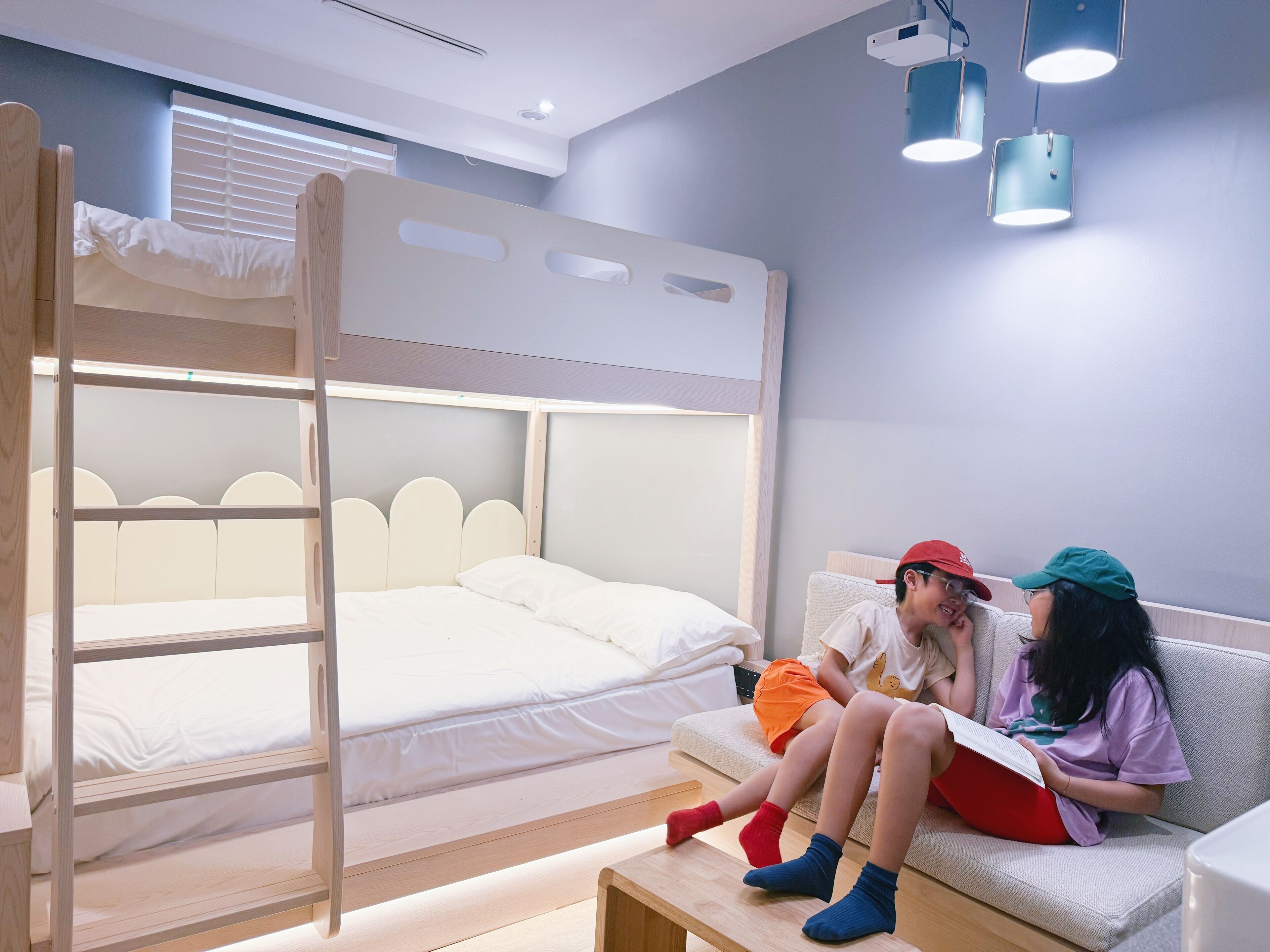 1 habitación, cubrecamas, escritorio y cortinas blackout 