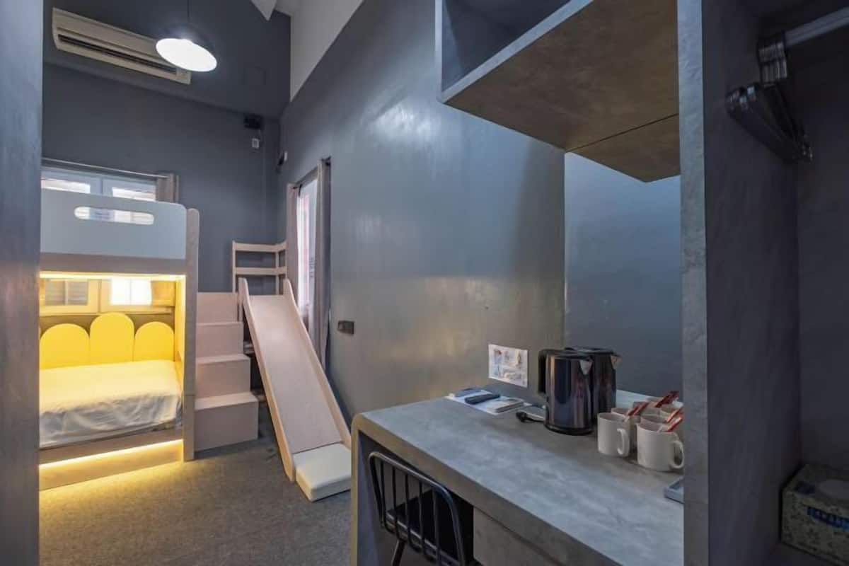 1 dormitorio, edredones de plumas, escritorio y cortinas opacas