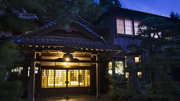 Fachada da propriedade à noite