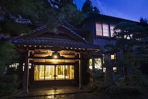 住宿正面 (夜晚)