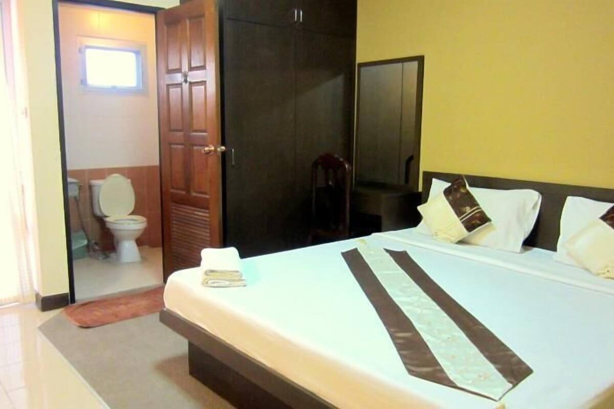 deluxe room | desk, blackout curtains, free wifi