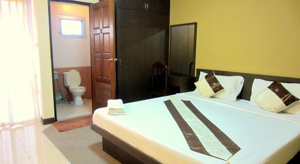 Escritorio, cortinas blackout y wifi gratis