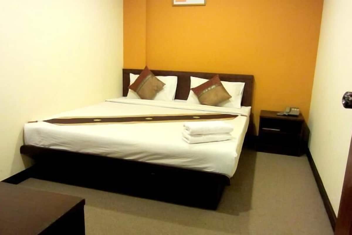 desk, blackout curtains, free wifi