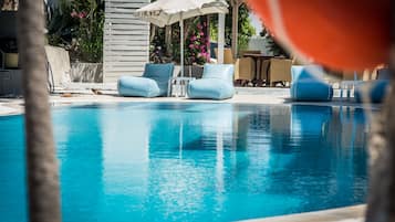 Udendørs pool, åben fra kl. 07.30 til kl. 18.00, parasoller, liggestole