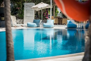 Piscine extérieure, parasols de plage, chaises longues