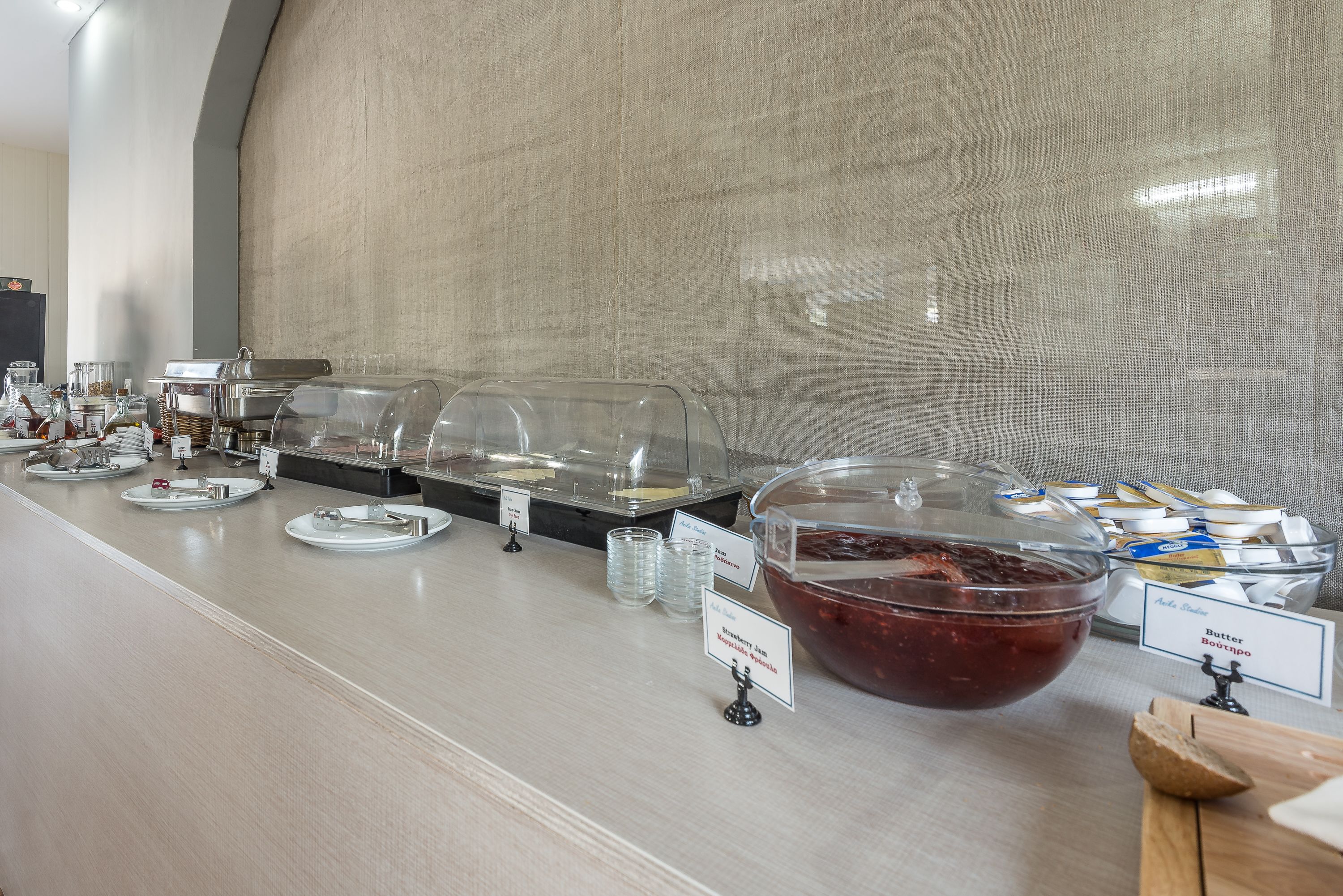 Een buffet met diverse gerechten en bestek.