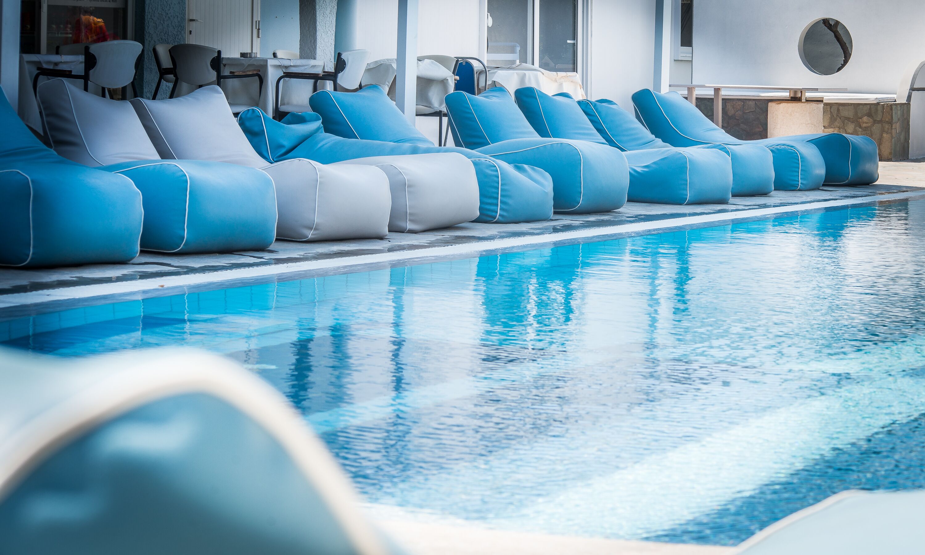 Piscina externa, funciona das 8h às 20h, guarda-sóis, espreguiçadeiras