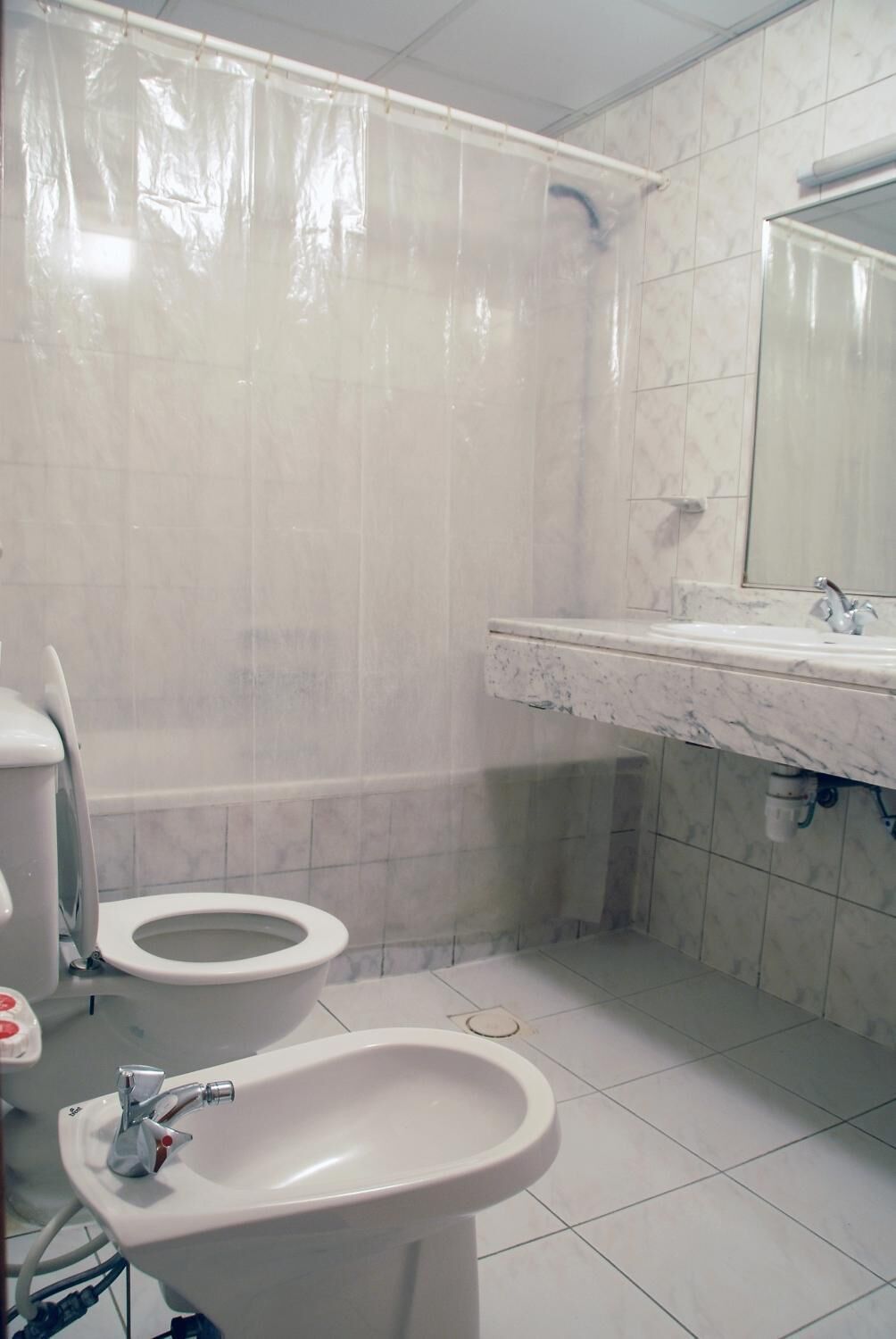 Egy fürdőszoba, amelyben WC, bidé és mosdókagyló található.