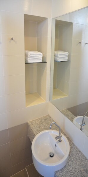 Shower, free toiletries, towels - LKP Apartment (Kanchanaburi)