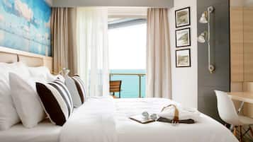 Habitación estándar, vista al mar | Minibar, caja de seguridad en la habitación y escritorio
