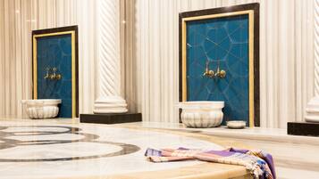 Salas de tratamiento para parejas, sauna y tina de hidromasaje