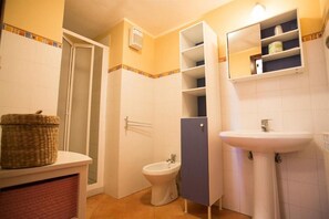 Chuveiro, produtos de toalete grátis, toalhas de banho 