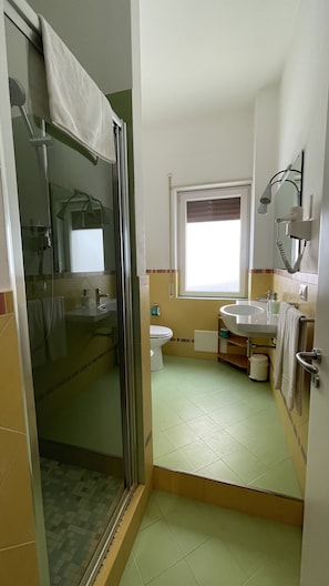 Standard Double Room | Bathroom | Shower, free toiletries, hair dryer, towels - Lumachella B&B (Cefalù)