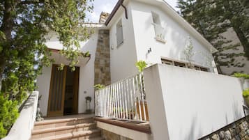 Vista frontal de la propiedad