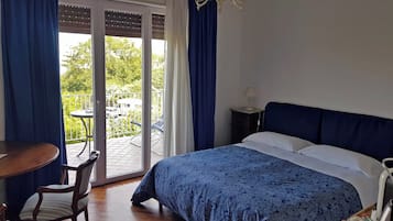 Habitación doble superior, balcón | Vista al agua