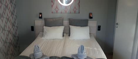 بديكورات فريدة لكل غرفة وواي فاي مجانًا وملاءات أسرّة