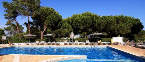 Außenpool, Sonnenschirme, Liegestühle
