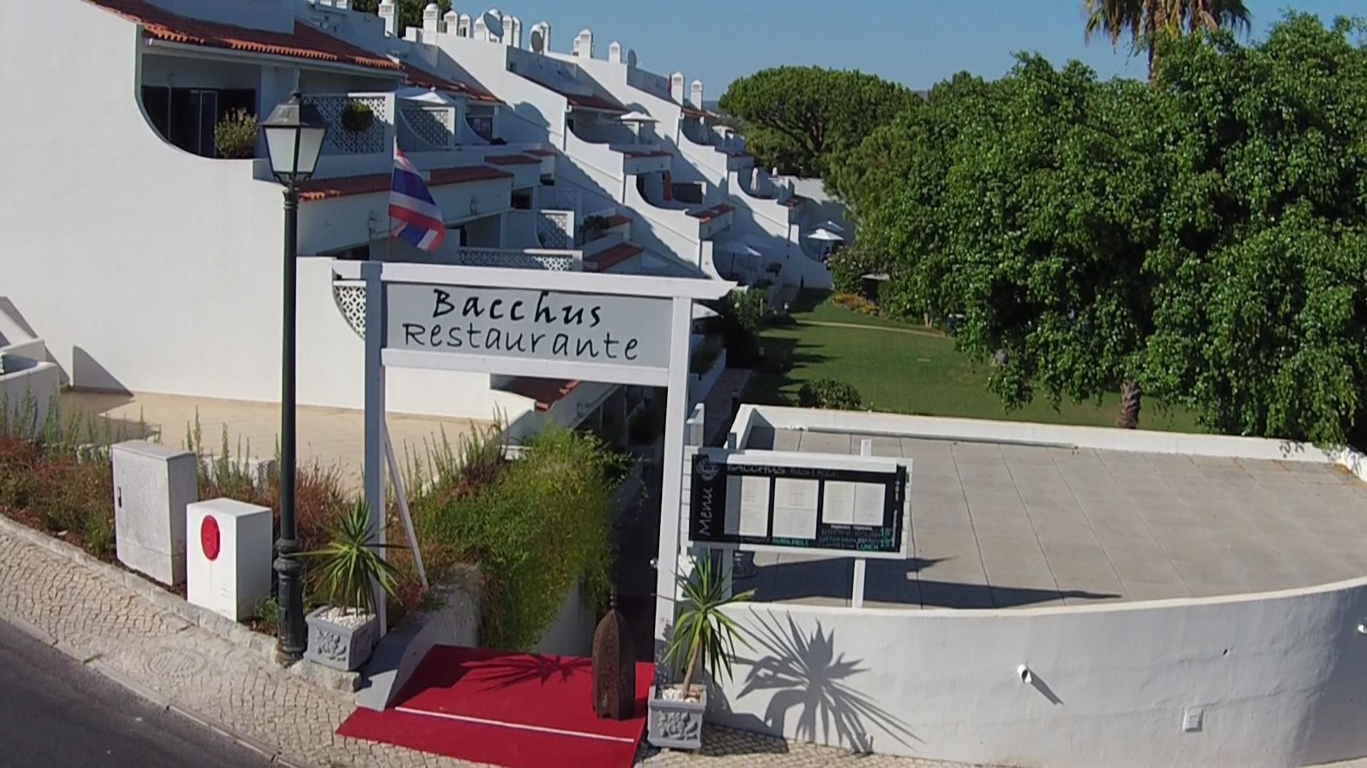 2 restaurantes, se sirve cena 