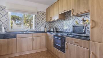 Refrigerador con freezer, microondas, horno, placa de cocina