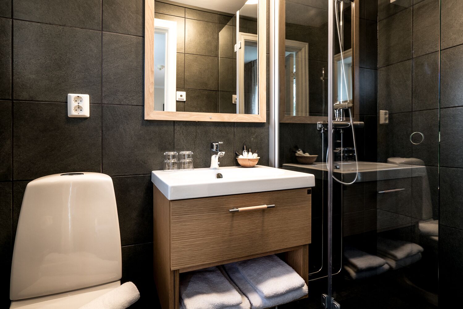 deluxe twin room | bathroom | shower, hair dryer, towels