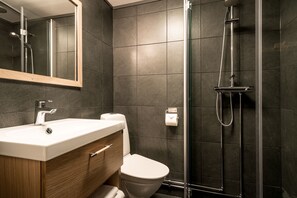 Basic Twin Room | Bathroom | Shower, hair dryer, towels