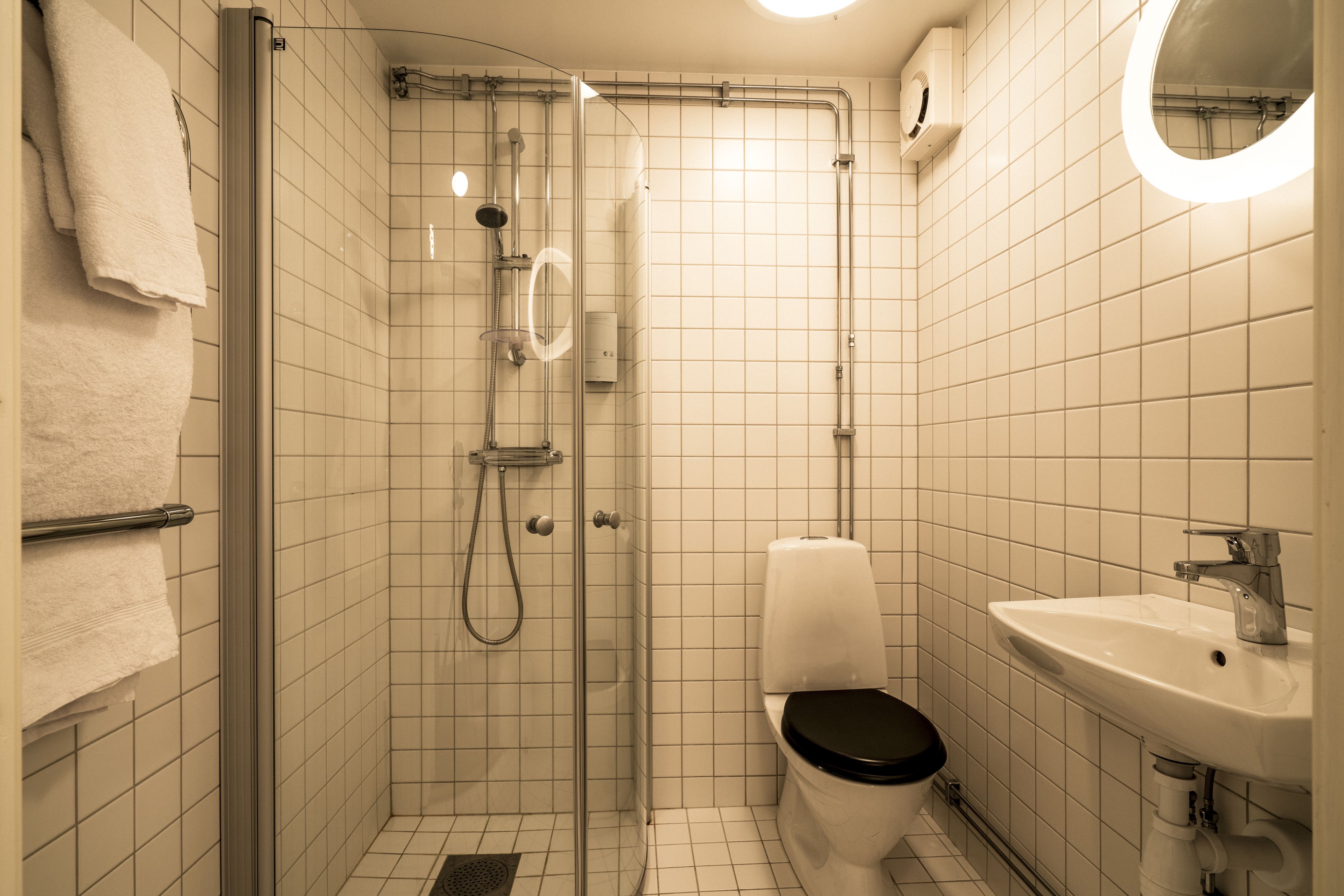 basic twin room, 2 single beds (annex) | bathroom | shower, hair dryer, towels