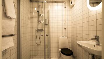 Basic-Zweibettzimmer, 2 Einzelbetten (Annex) | Badezimmer | Dusche, Haartrockner, Handtücher