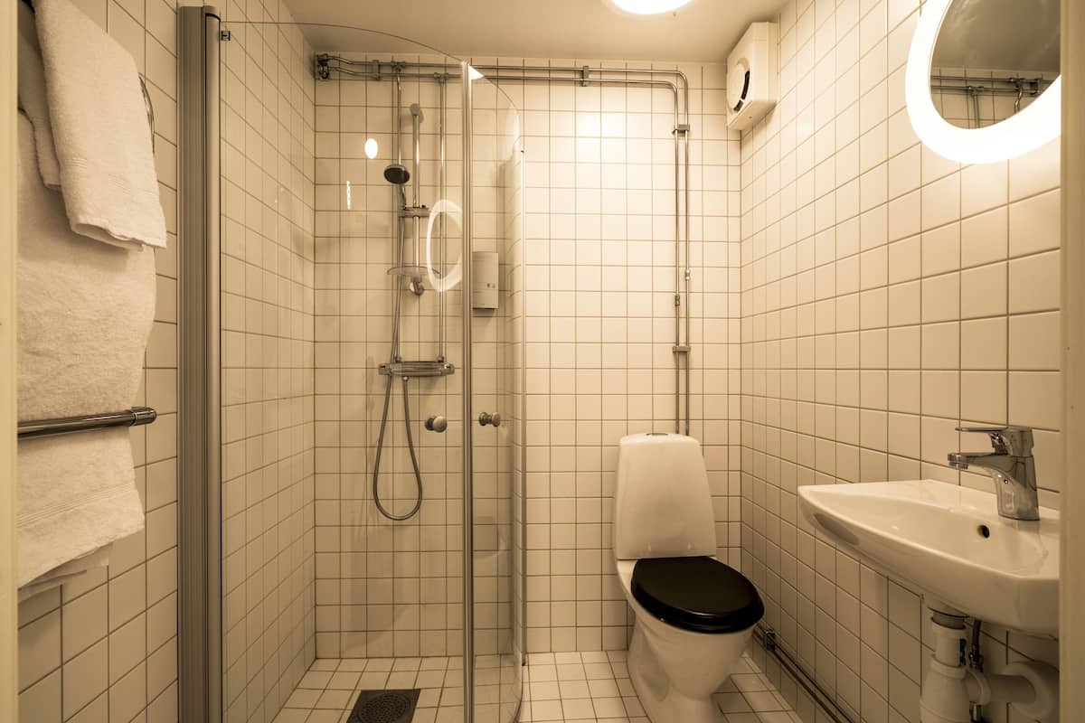 Badezimmer | Dusche, Haartrockner, Handtücher