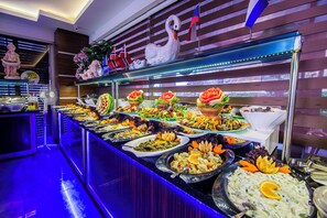 Se sirven desayunos, comidas, cenas y cocina internacional