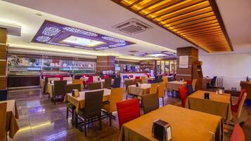 Se sirven desayunos, almuerzos y cenas; cocina internacional