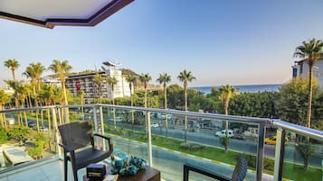 Minibar, caja de seguridad en la habitación y decoración personalizada