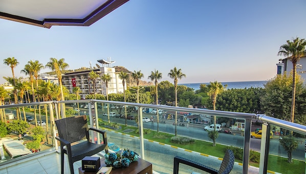 Minibar, caja de seguridad en la habitación y decoración personalizada