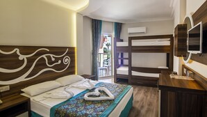 Ein Hotelzimmer mit Bett, Holz-Kopfteil, Fernseher und Balkon mit Blick.