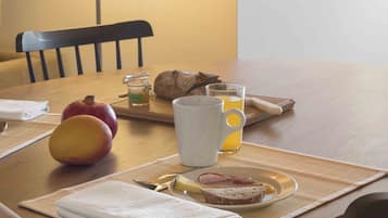 Apartment, 2 Bedrooms, Kitchenette | In-room dining