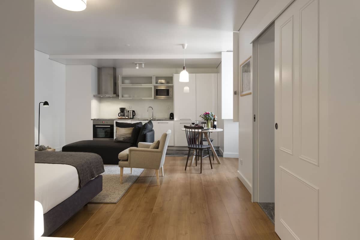 Un apartamento moderno con un dormitorio, sala de estar, cocina y comedor.