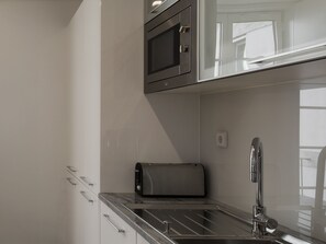 Studio | Privékeuken | Een koelkast, een magnetron, een oven, een kookplaat