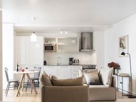 Estúdio | Área de estar | TV de tela plana 43 polegadas com canais a cabo, TV