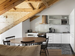 Appartement, 2 slaapkamers | Privékeuken | Een koelkast, een magnetron, een oven, een kookplaat