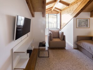 Appartamento, 2 camere da letto | Area soggiorno | TV a schermo piatto 43 pollici con canali via cavo, TV